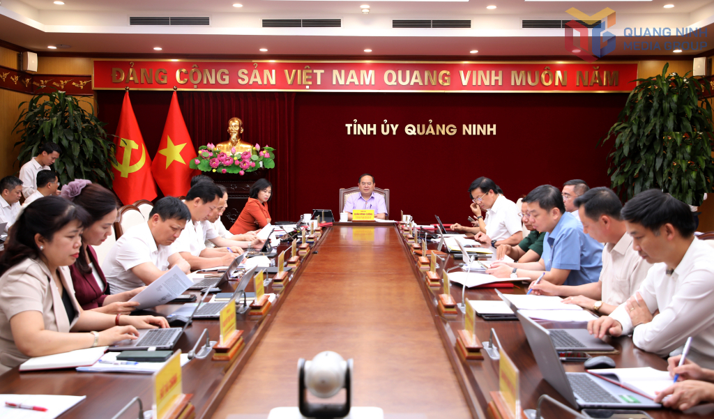 Ban Thường vụ Tỉnh ủy đã nghe và cho ý kiến về phương án tổng thể sắp xếp, tổ chức lại thôn, bản, khu phố trên địa bàn tỉnh. Đồng chí Quản Minh Cường, Ủy viên Trung ương Đảng, Bí thư Tỉnh ủy, Trưởng Đoàn ĐBQH tỉnh, chủ trì. Ngày 8/6