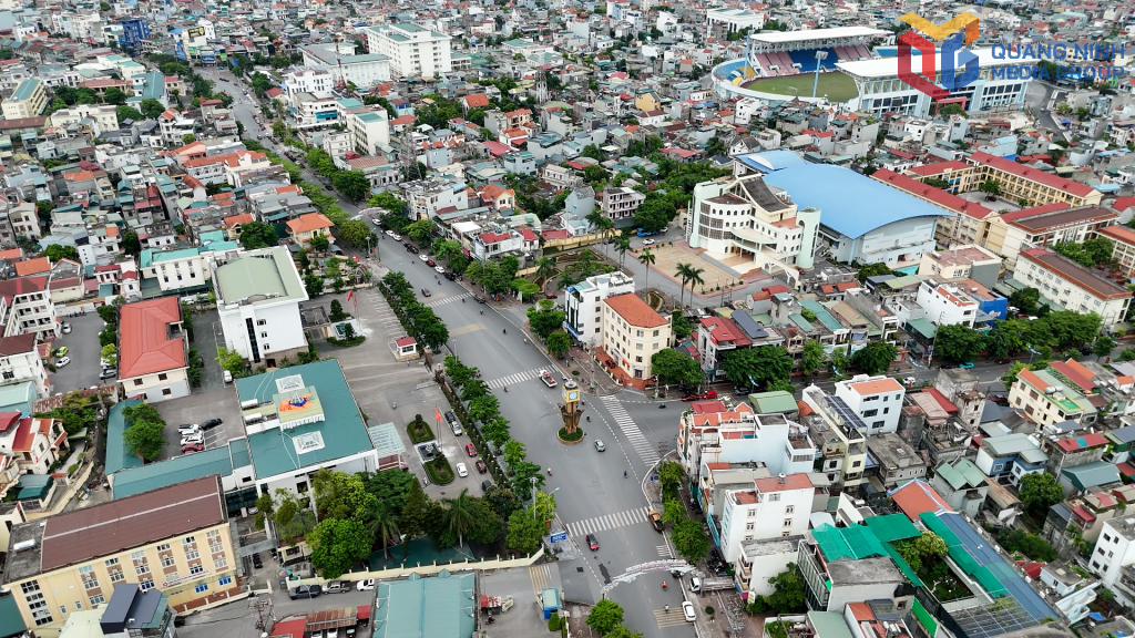 Việc sắp xếp thôn, bản khu phố không chỉ đơn thuần là việc sắp xếp lại những cái tên trên bản đồ hành chính, mà còn mở ra cơ hội phát triển cho mỗi địa bàn dân cư. Trong ảnh: Một góc phường Cẩm Phả nhìn từ trên cao.