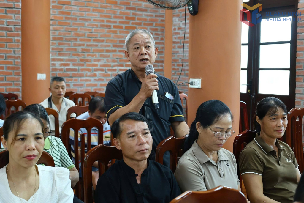 Người dân xã Lục Hồn tham gia ý kiến vào đề án sắp xếp các thôn trên địa bàn.