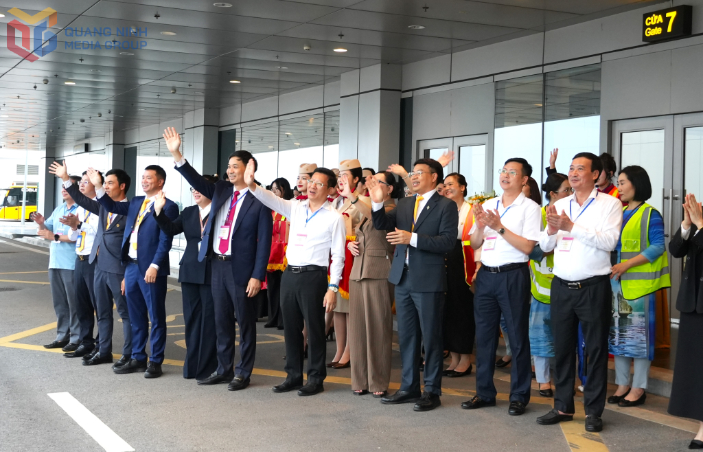 Các đồng chí lãnh đạo tỉnh, sở, ngành, địa phương chào đón chuyến bay đầu tiên từ TP Hồ Chí Minh đến Vân Đồn.