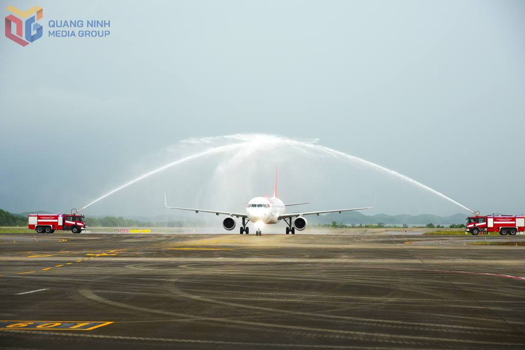 Chuyến bay từ TP Hồ Chí Minh hạ cánh xuống Cảng hàng không quốc tế Vân Đồn được chào đón bằng nghi thức phun vòi rồng.