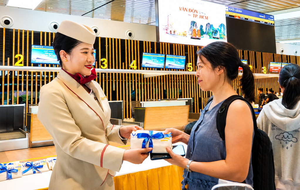 Hành khách đi chuyến bay được tặng quà trước khi khởi hành.