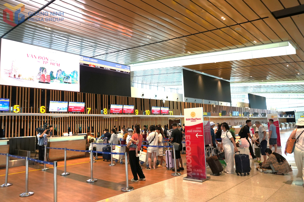 Rất đông hành khách có mặt từ sớm để làm thủ tục đi chuyến Vân Đồn - TP Hồ Chí Minh.