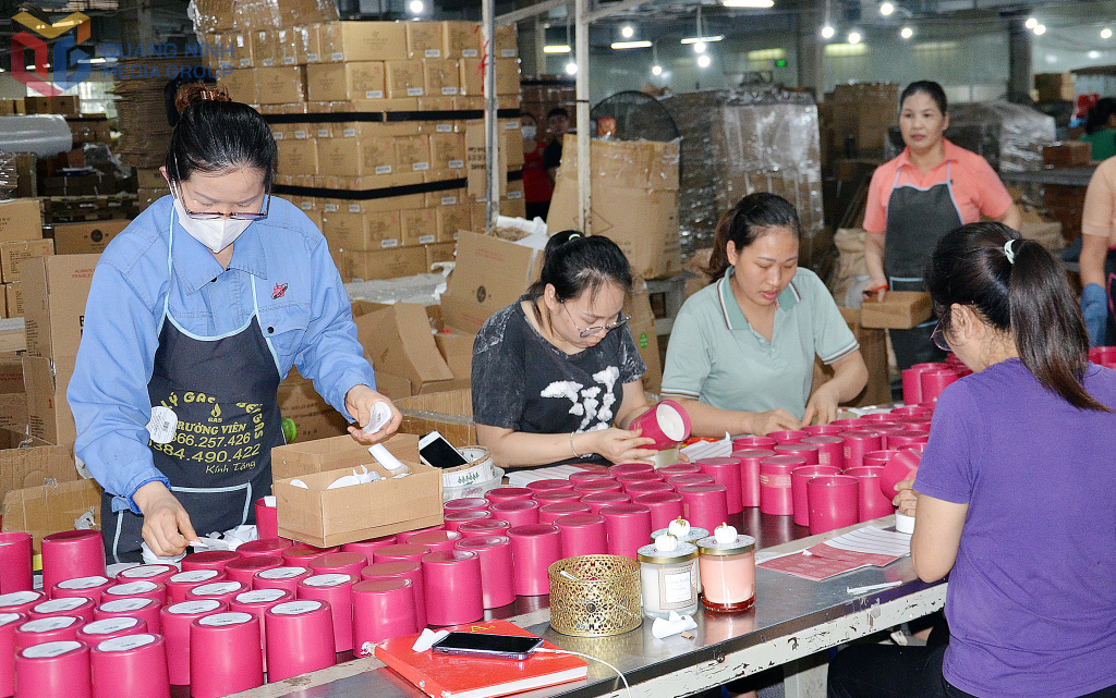 Người lao động tại phân xưởng hoàn thiện của Công ty TNHH MTV Nến Nghệ thuật AIDI Việt Nam (phường Việt Hưng) làm việc trên dây chuyền sản xuất.