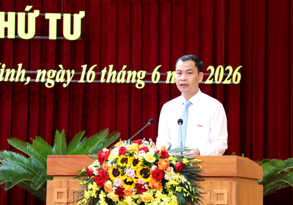 Đồng chí Phạm Hồng Biên, Giám đốc Sở Tài chính trình bày Tờ trình điều chỉnh Quy hoạch tỉnh thời kỳ 2021-2030, tầm nhìn đến năm 2050.
