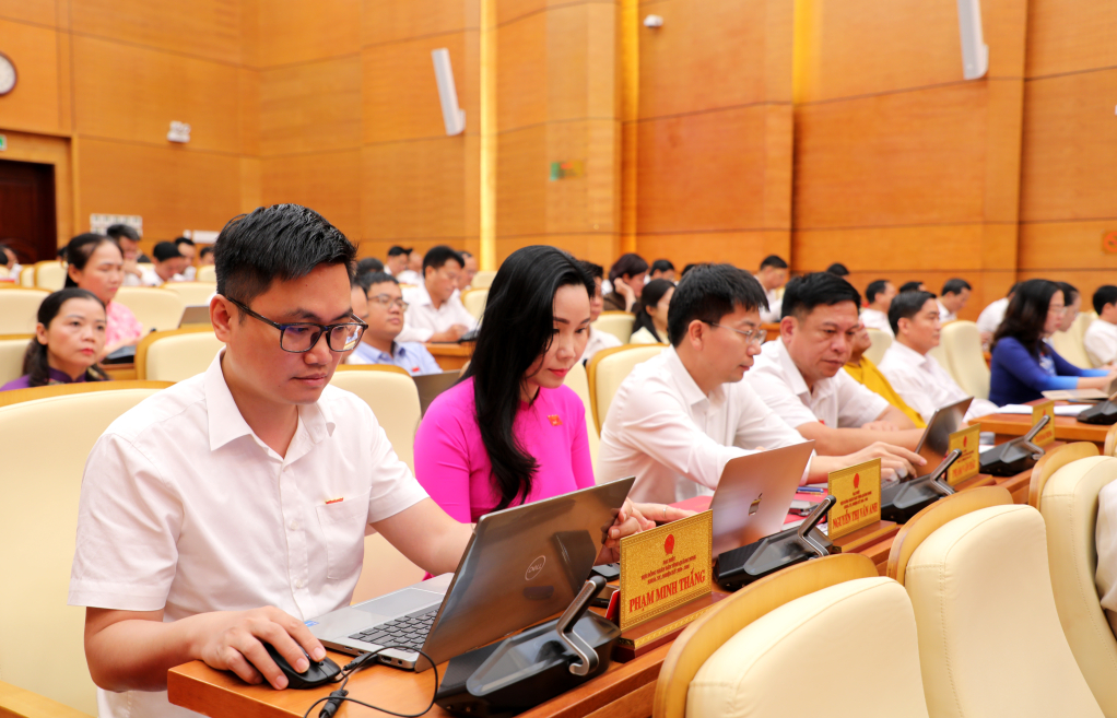 Các đại biểu tập trung nghiên cứu Tờ trình tại Kỳ họp.