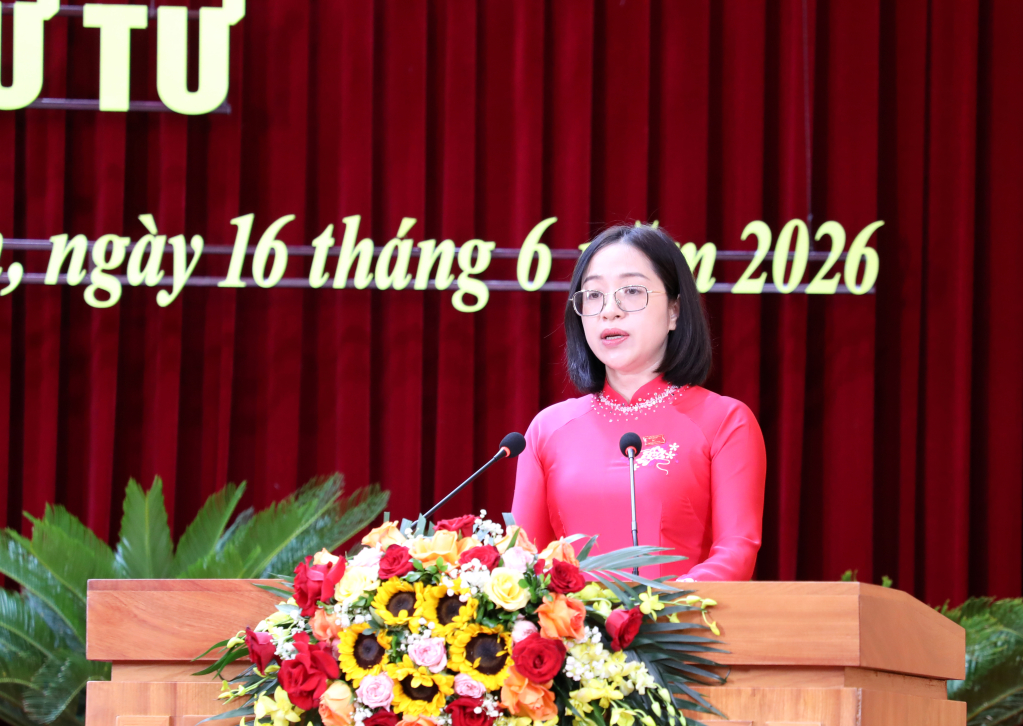 Đồng chí Vũ Ngọc Hà, Trưởng Ban Kinh tế - Ngân sách HĐND tỉnh, trình bày báo cáo thẩm tra Tờ trình điều chỉnh quy hoạch tỉnh thời kỳ 2021-2030, tầm nhìn đến năm 2050.