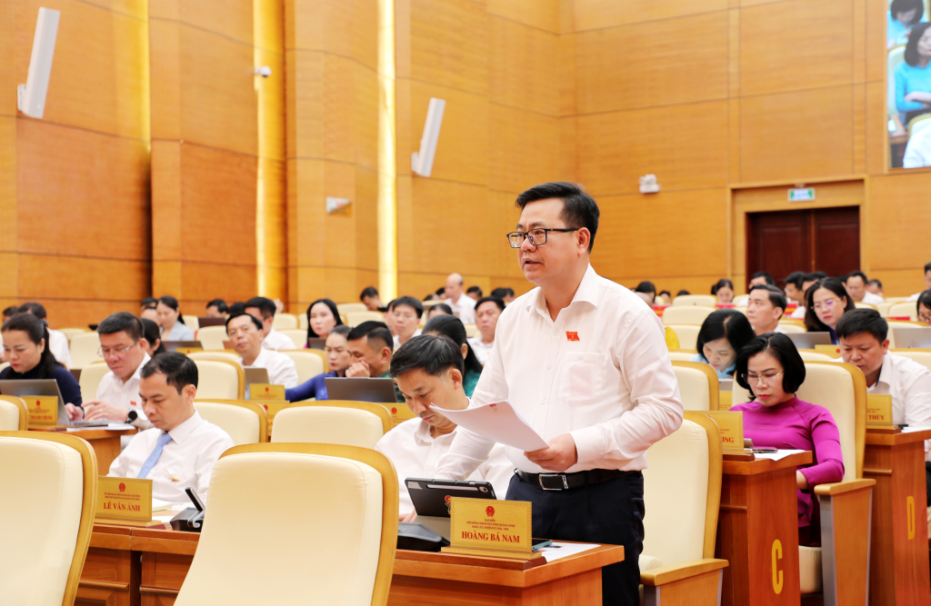 Đồng chí Hoàng Bá Nam, Bí thư Đảng ủy, Chủ tịch HĐND phường Hạ Long, đại biểu HĐND tỉnh khóa XV, phát biểu tại Kỳ họp.