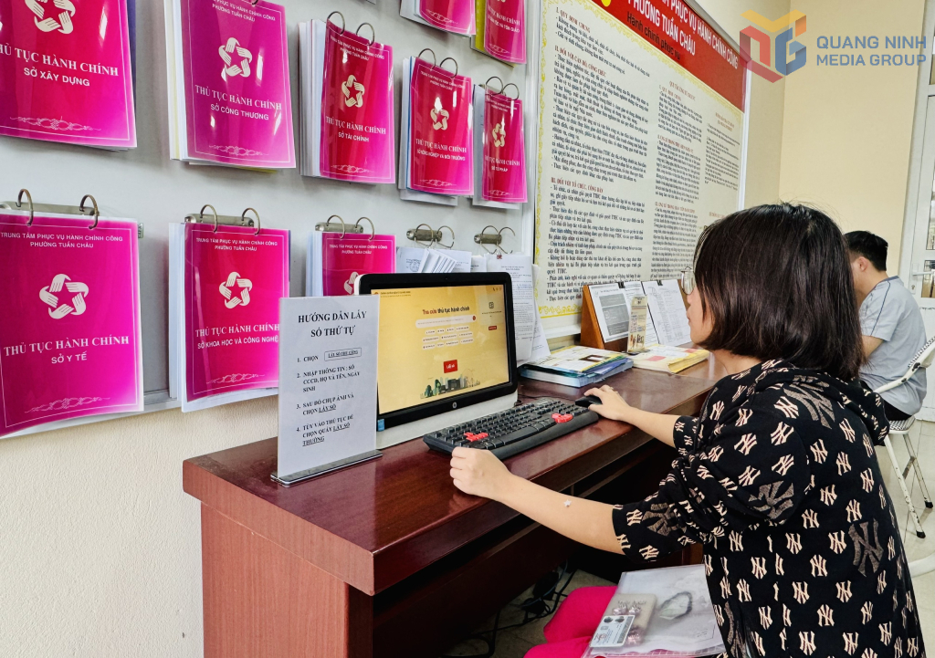 Phường Tuần Châu trang bị công nghệ thông tin phục vụ người dân đến đăng ký giải quyết TTHC.