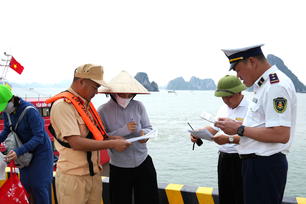 Lực lượng chức năng kiểm tra đột xuất điều kiện các tàu tại Bến cảng quốc tế Ao Tiên trước khi xuất bến.