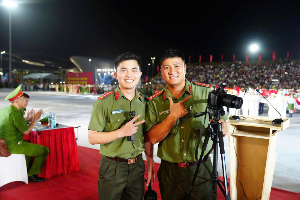 Phóng viên Truyền hình an ninh Quảng Ninh tác nghiệp.