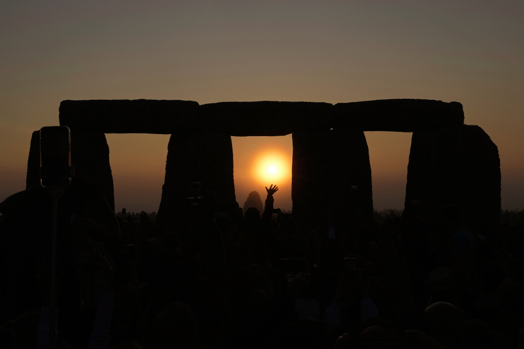 Du khách tập trung tại quần thể đá cổ Stonehenge ở gần Salisbury, Anh để đón hạ chí năm 2023. Stonehenge được cho là được xây dựng phù hợp với vị trí Mặt Trời vào các ngày hạ chí và đông chí. Ảnh: AP