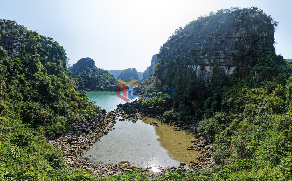 Những hồ nước nông trong lòng núi là môi trường thuận lợi cho nhiều loài sinh vật biển sinh trưởng và phát triển.