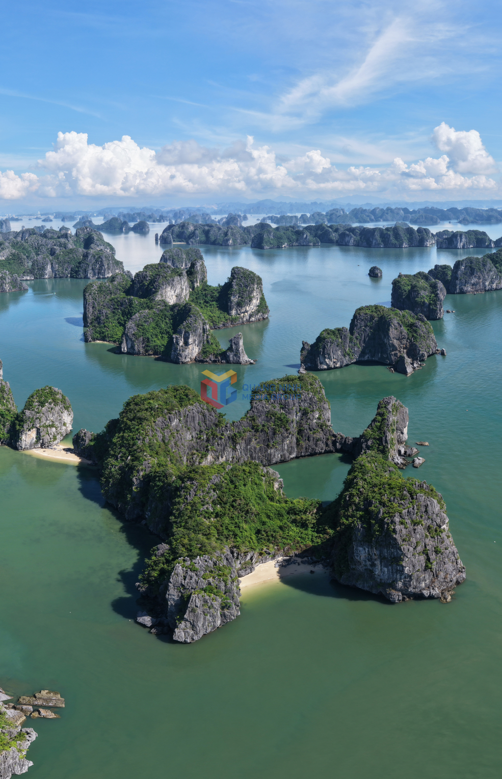 Những bãi cát nhỏ nép mình dưới chân núi đá tạo nên vẻ đẹp yên bình và quyến rũ giữa lòng vịnh. 