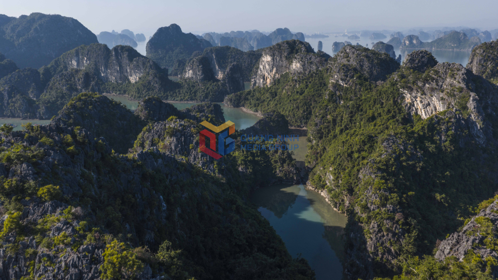 Những dãy núi đá vôi bao bọc quanh các hồ nước tạo nên hệ sinh thái biệt lập và cảnh quan hiếm có.