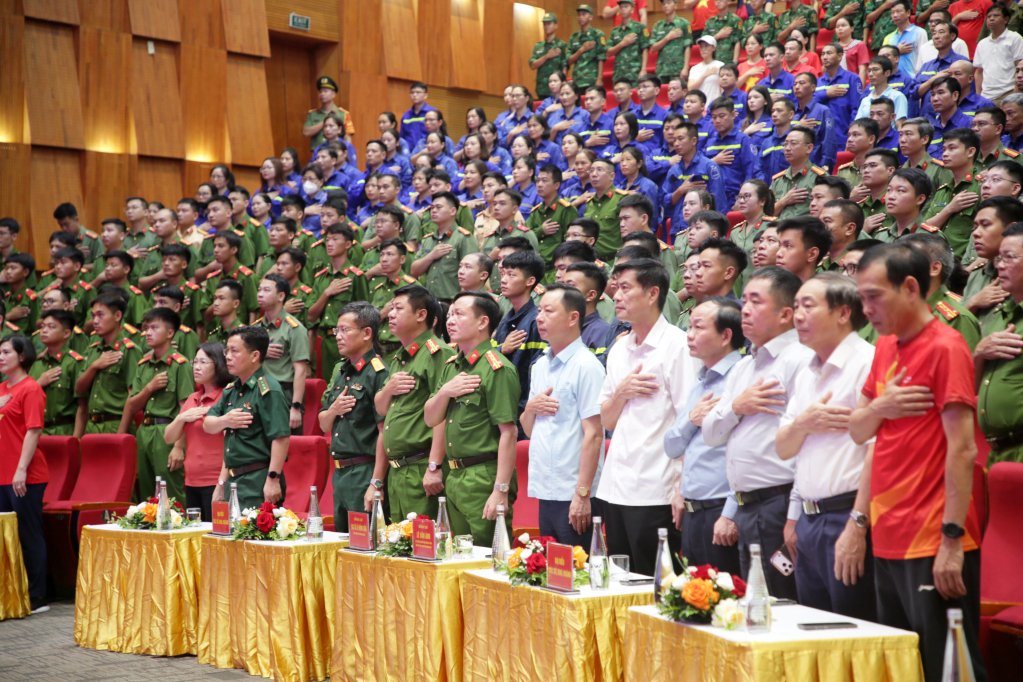 Các đại biểu thực hiện nghi thức tưởng niệm các nạn nhân của ma túy.