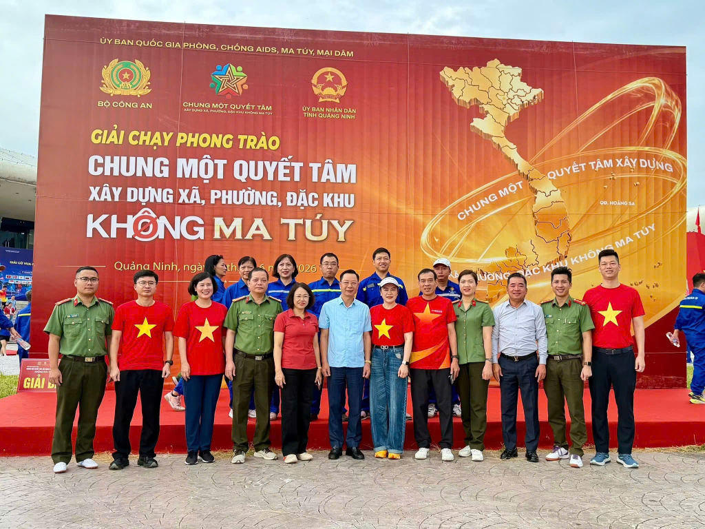 Các đại biểu chụp ảnh lan tỏa thông điệp phòng chống ma túy.