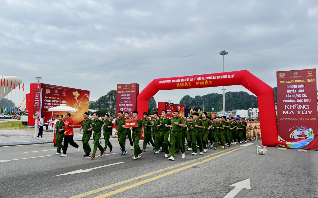 Gần 2000 người tham gia giải chạy phong trào “Chung một quyết tâm xây dựng xã, phường, đặc khu không ma túy