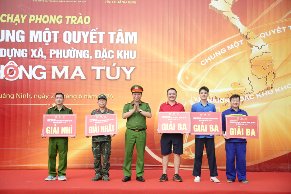 Ban Tổ chức trao giải cho các đội dự thi cự ly 3km.
