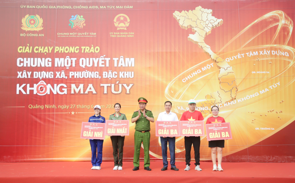 Ban Tổ chức trao giải cho các đội tham gia chạy cự ly 2km.