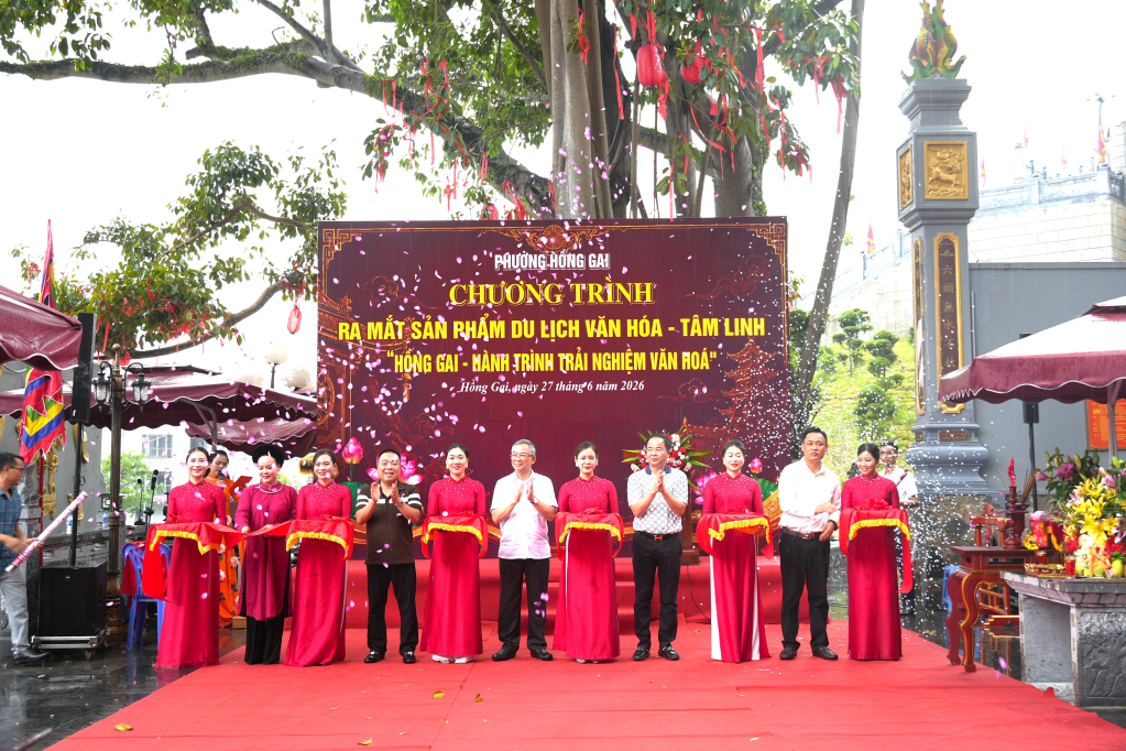 Các đại biểu cắt băng ra mắt sản phẩm du lịch văn hóa - tâm linh mới với tên gọi “Hồng Gai - Hành trình trải nghiệm văn hóa”.