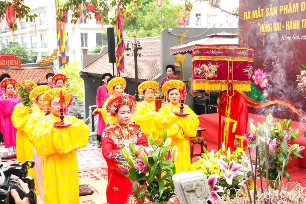 Tái hiện nghi lễ truyền thống dâng hương tưởng nhớ công ơn Đức Ông Trần Quốc Nghiễn.
