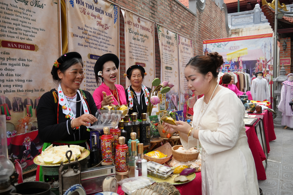 Du khách thưởng thức ẩm thực độc đáo của đồng bào dân tộc.