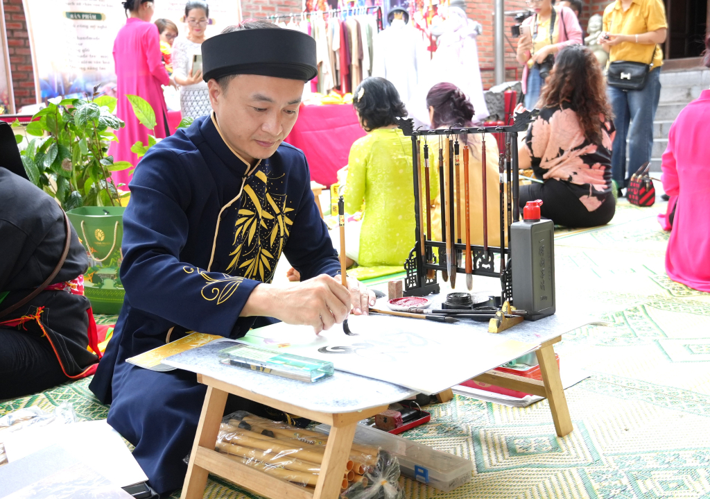 Xem viết chữ thư pháp...