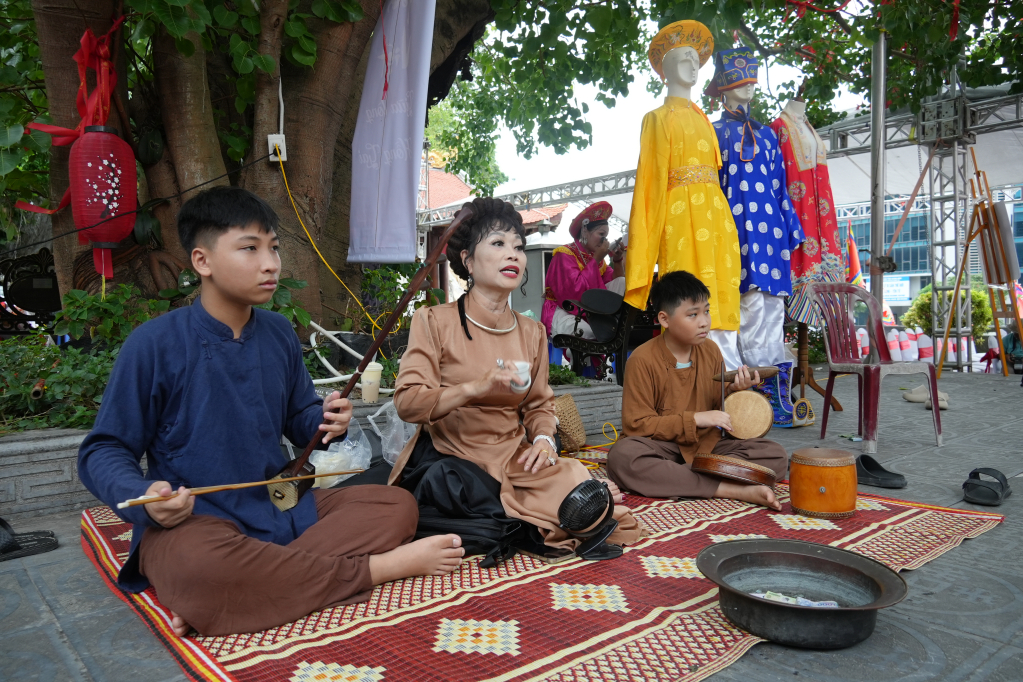 Lắng nghe các làn điệu dân gian.