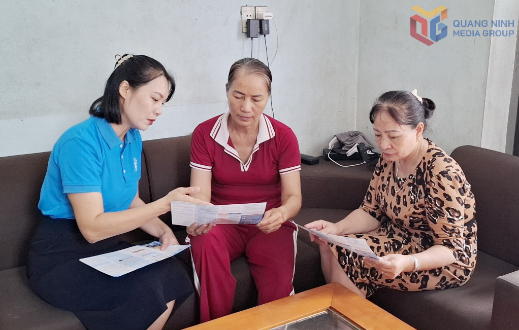 Cán bộ BHXH tỉnh tuyên truyền tư vấn một số nội dung chính sách nổi bật BHXH, BHYT cho người dân tại Khu phố Hà Tu 2 (phường Hà Tu) tháng 6/2026.