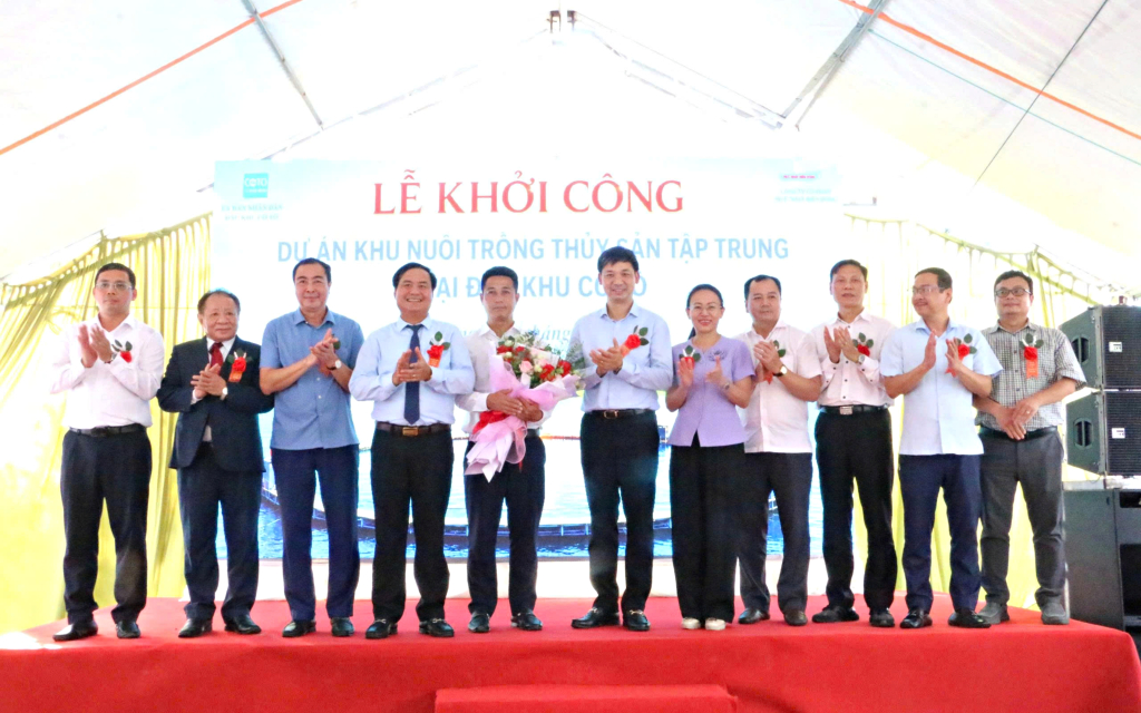Đồng chí Nguyễn Văn Công, Phó Chủ tịch UBND tỉnh cùng lãnh đạo địa phương và các sở ngành tặng hoa chúc mừng Chủ đầu tư dự án. 