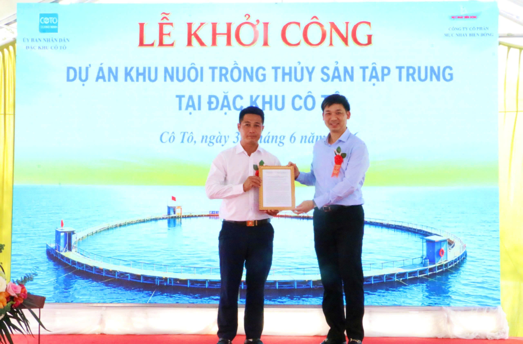 Đồng chí Nguyễn Văn Công, Phó Chủ tịch UBND tỉnh trao Quyết định chấp thuận đầu tư cho Công ty CP mực nhảy Biển Đông. 