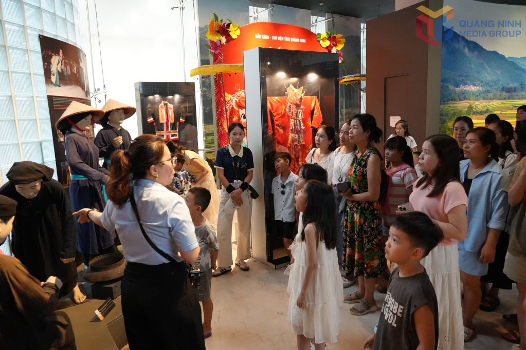Nhân viên Bảo tàng và Thư viện tỉnh giới thiệu văn hóa đồng bào dân tộc đến người dân và du khách. 