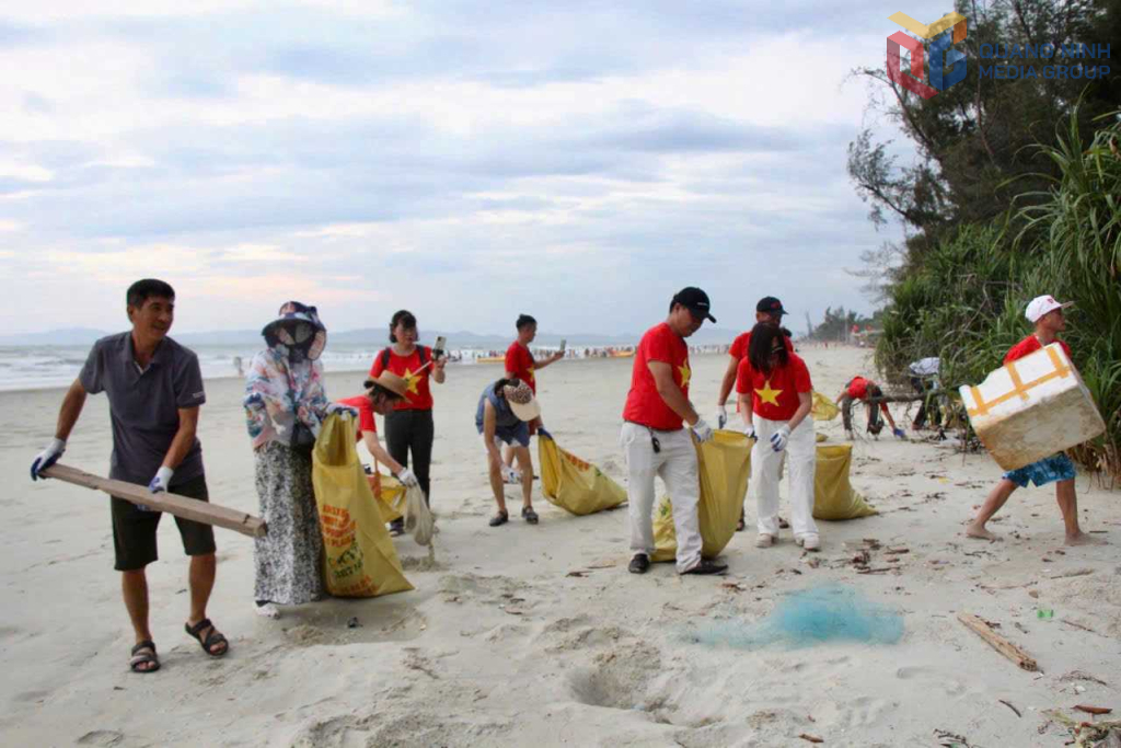 Du khách thu gom rác thải, chung tay bảo vệ môi trường biển xanh, sạch, đẹp dọc bãi biển Vàn Chảy, đặc khu Cô Tô.