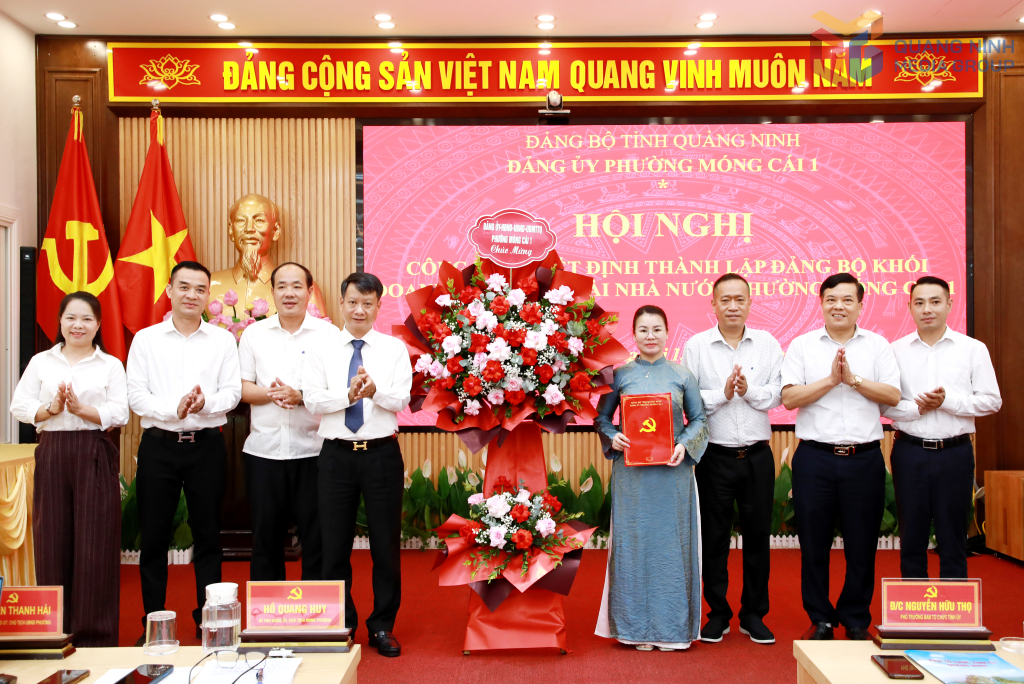 Lãnh đạo Ban Tổ chức Tỉnh ủy và Đảng ủy phường Móng Cái 1 trao quyết định, tặng hoa chúc mừng Đảng bộ Khối doanh nghiệp ngoài nhà nước phường Móng Cái 1. Ảnh: Mạnh Trường