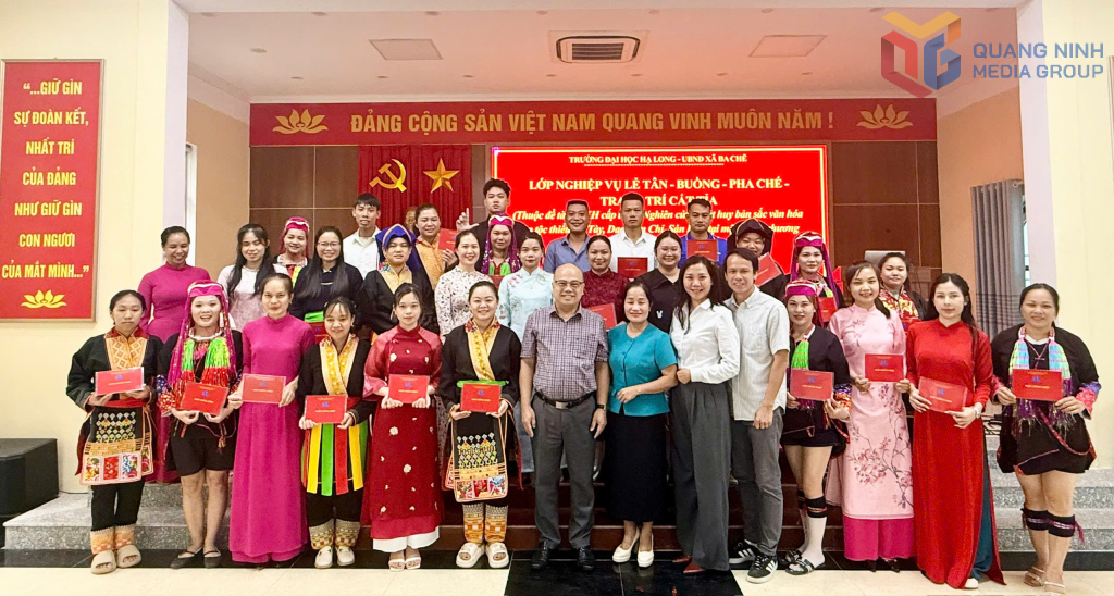 PGS TS Vũ Văn Viện trao chứng chỉ nghiệp vụ du lịch cho các học viên ở xã Ba Chẽ.