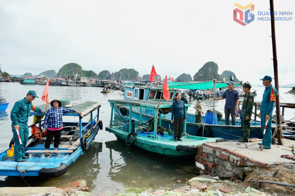 Tổ tuyên truyền phòng, chống thiên tai, Ban CHQS đặc khu Vân Đồn tuyên truyền, vận động bà con ngư dân trước khi vùng áp thấp nhiệt đới mạnh lên thành cơn bão số 1 đổ bộ đất liền. Ảnh: Trúc Linh