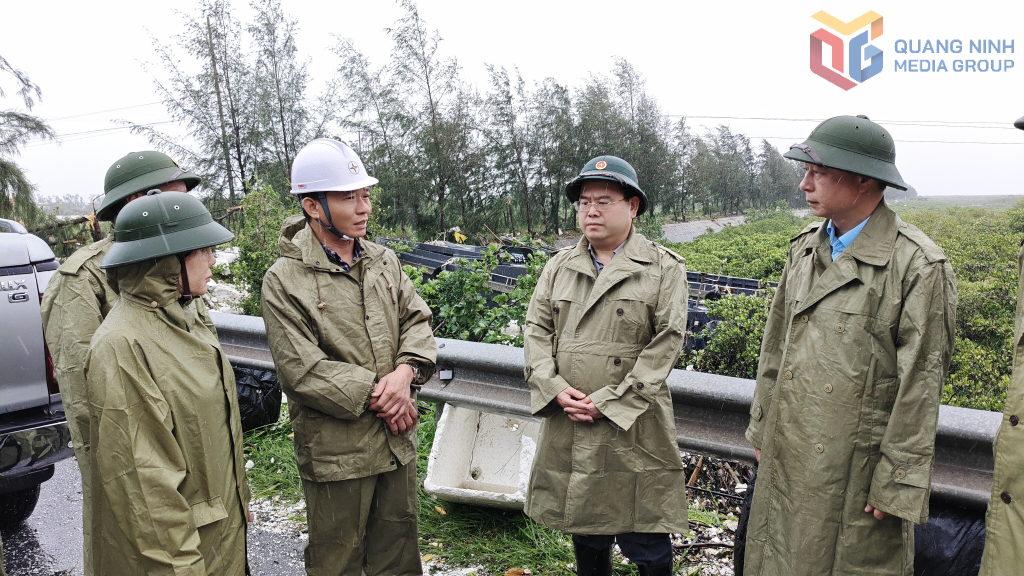 Đồng chí Bí thư Tỉnh ủy kiểm tra tình hình và chỉ đạo khắc phục thiệt hại hệ thống điện trên địa bàn phường Móng Cái 1. Ảnh: Minh Hà