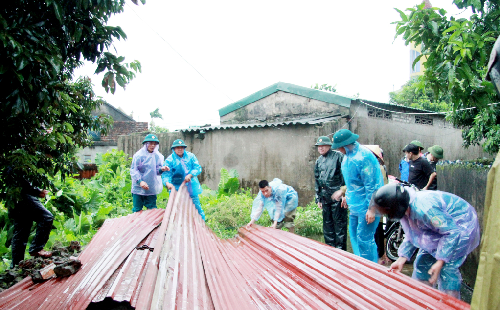 Lực lượng chức năng xã Hải Ninh hỗ trợ người dân dọn dẹp.