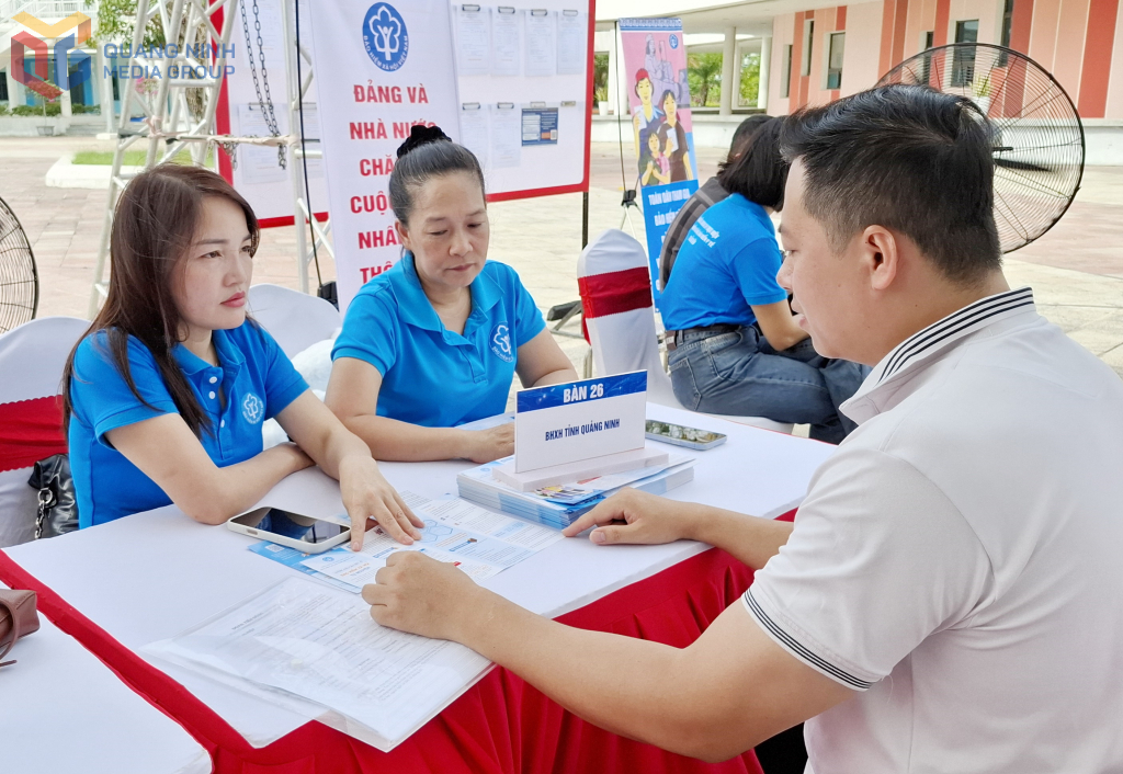 Người lao động được cán bộ BHXH tỉnh tư vấn, giải đáp về chính sách BHXH tự nguyện tại Ngày hội việc làm năm 2026 của phường Hồng Gai.