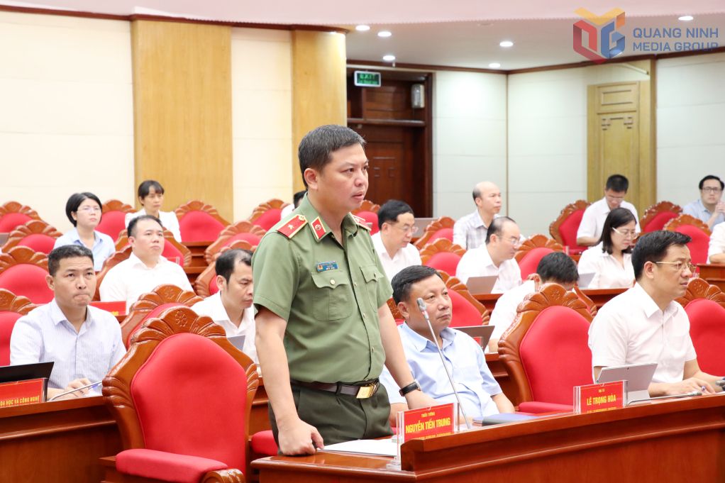 Đồng chí Nguyễn Tiến Trung, Ủy viên BTV Tỉnh ủy, Giám đốc Công an tỉnh, phát biểu tại hội nghị.