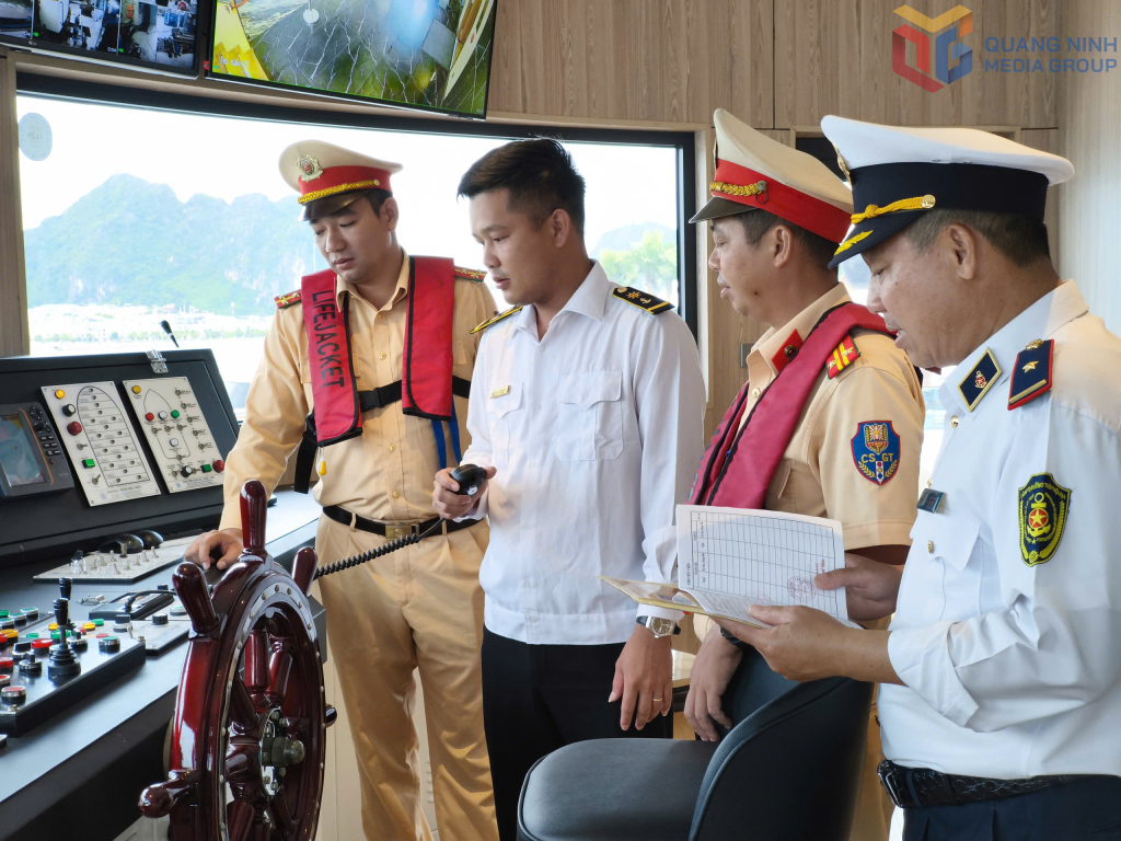 Lực lượng chức năng kiểm tra hệ thống liên lạc trên phương tiện. Ảnh: Thanh Hoa