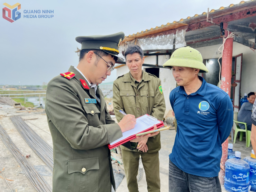 Lực lượng an ninh Công an xã Hải Lạng nắm tình hình lao động tại khu vực đầm tôm.
