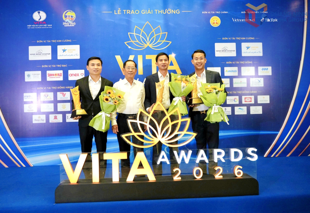 Đại diện các đơn vị doanh nghiệp được vinh danh và Hiệp hội du lịch Quảng ninh chụp hình lưu niệm.