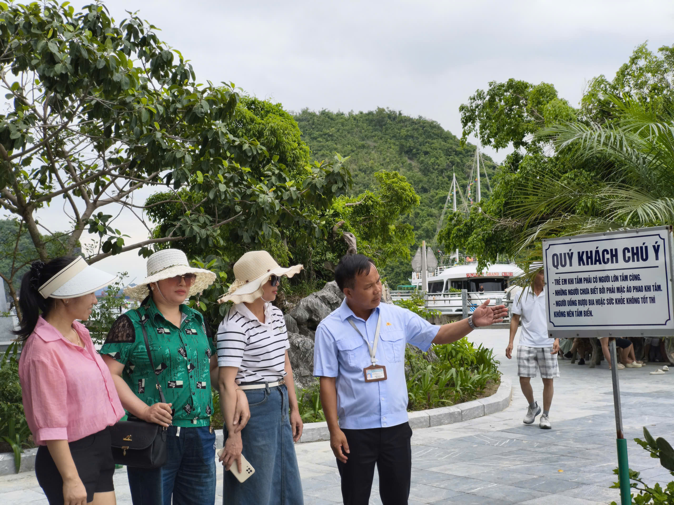 Cán bộ Ban Quản lý Di sản thế giới Vịnh Hạ Long - Yên Tử hướng dẫn du khách đảm bảo an toàn khi tham quan.