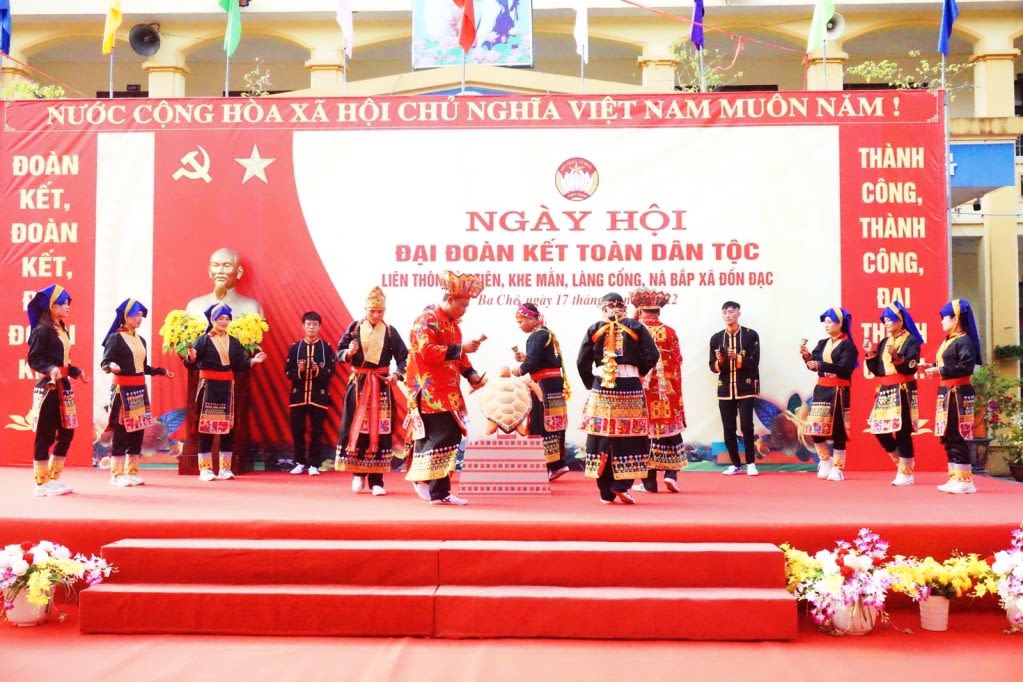 Người dân xã Đồn Đạc, huyện Ba Chẽ trong ngày hội Đại đoàn kết toàn dân.