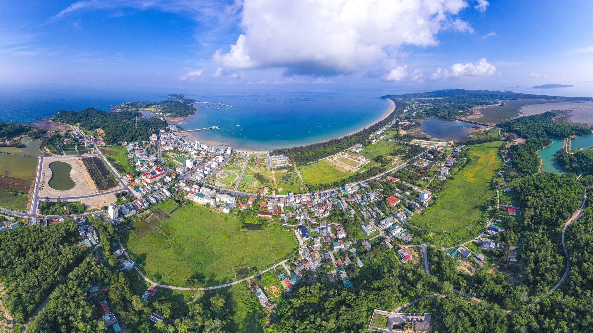 Một góc thị trấn Cô Tô (6-2023). Ảnh: Hùng Sơn