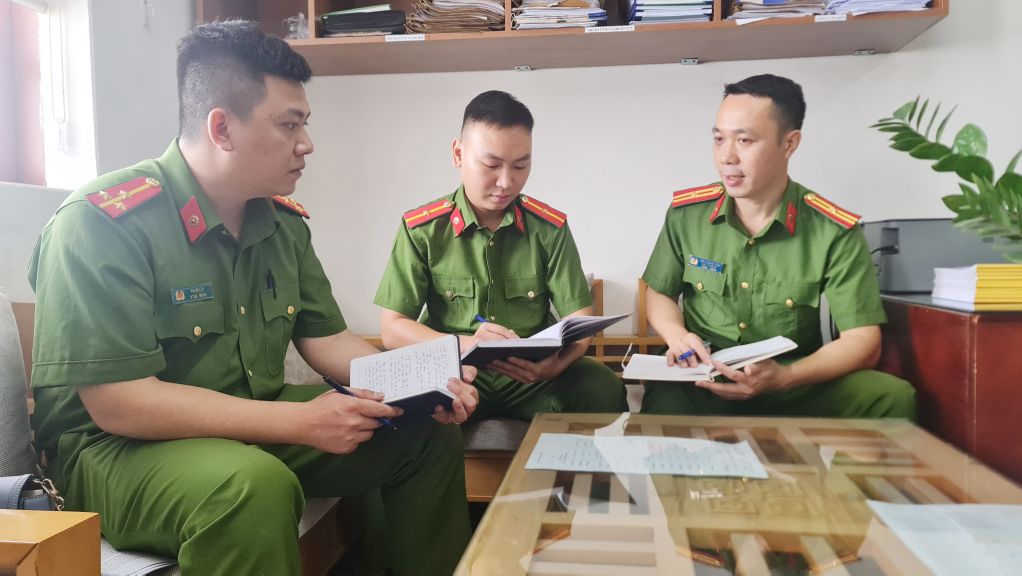 Cán bộ Đội CSĐT tội phạmCán bộ Đội CSĐT tội phạm về ma túy Công an TP Cẩm Phả bàn phương án nắm tình hình địa bàn. về ma túy Công an TP Cẩm Phả bàn phương án nắm tình hình địa bàn.