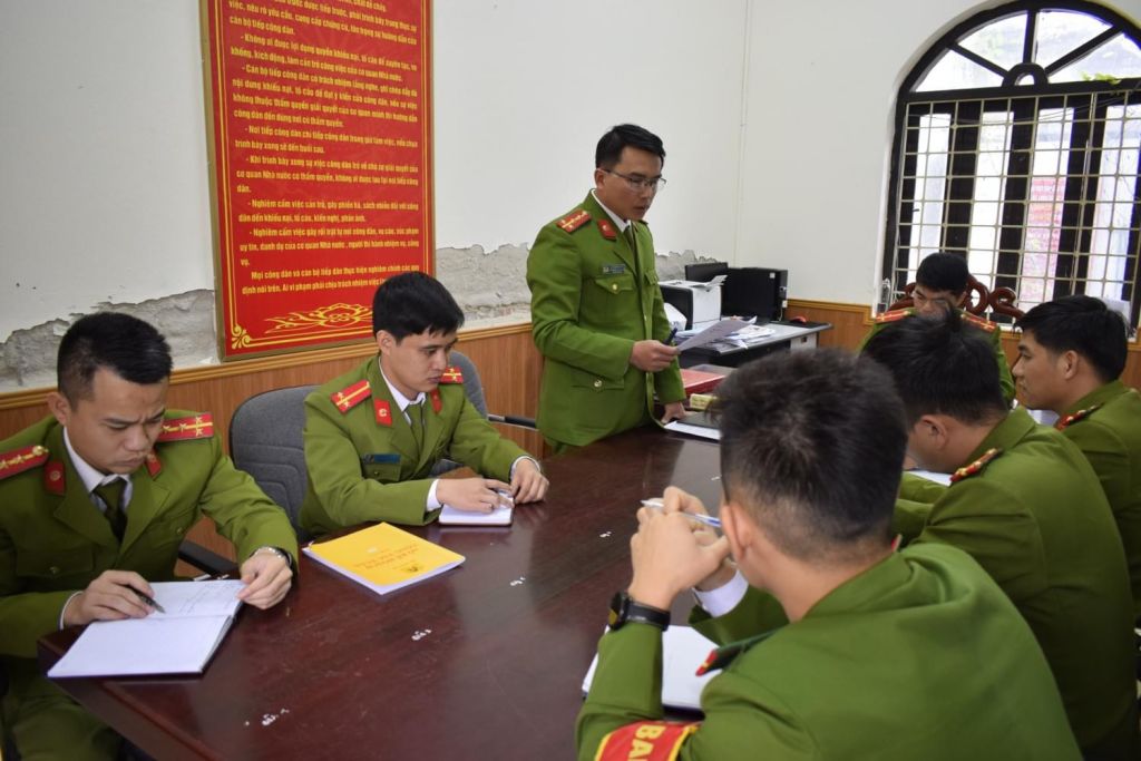 Công an xã Liên Vị (TX Quảng Yên) họp bàn triển khai nhiệm vụ đảm bảo ANTT trên địa bàn.