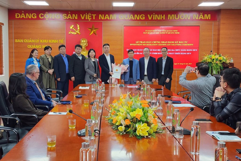 Lãnh đạo Ban Quản lý KKT tỉnh trao giấy chứng nhận đăng ký đầu tư cho Dự án sản xuất găng tay bảo hộ lao động đa chức năng tại KCN Cảng biển Hải Hà.